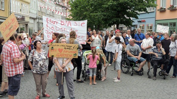 Kleingärtner protestieren in Bad Langensalza vor einer Stadtratsitzung.