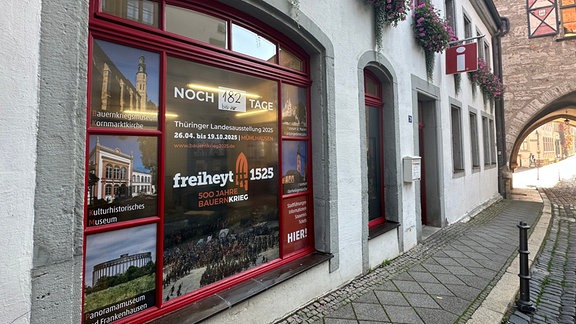 Ein Schaufenster in Mühlhausen verweist auf die große Landessausstellung zum Bauernkrieg.