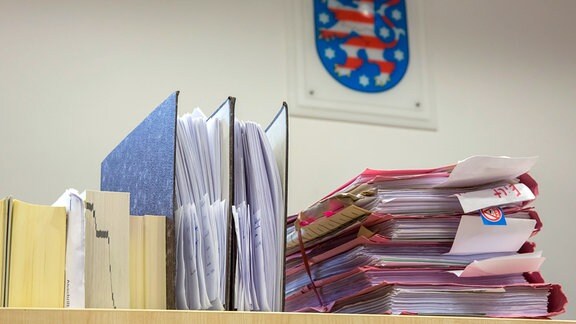 Unterlagen liegen zu Beginn der Verhandlung am Landgericht in Mühlhausen (Thüringen) auf dem Richtertisch.