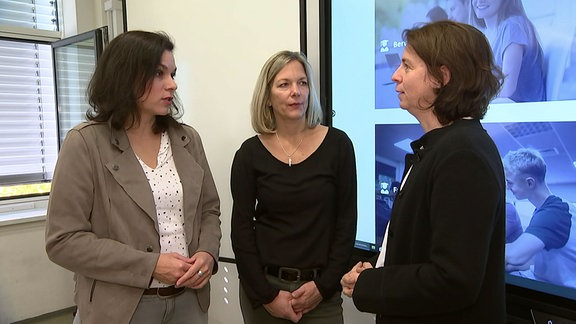 Kirstin Grunert vom Berufsschulcampus mit den Seiteneinsteigerinnen Julia Schulz und Nadia Niemann.