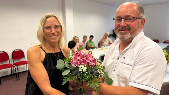 Marion Stedefeld beim Empfang im Rathaus von Großengottern: Bürgermeister Uwe Zehaczek überreicht einen Strauß Blumen