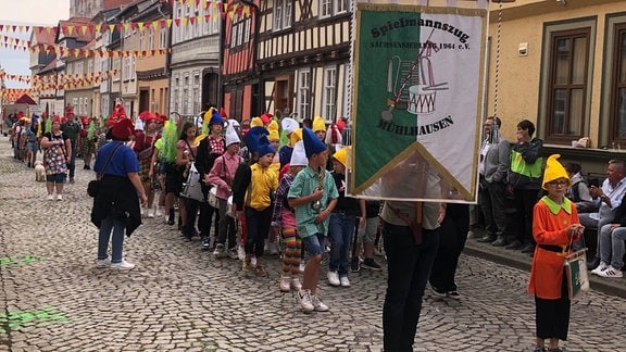 Tausende kamen zum Festumzug der Kirmes in Mühlhausen am Sonntag