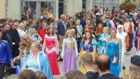 Tausende kamen zum Festumzug der Kirmes in Mühlhausen am Sonntag.