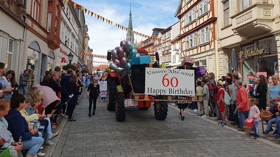 Tausende kamen zum Festumzug der Kirmes in Mühlhausen am Sonntag. 
