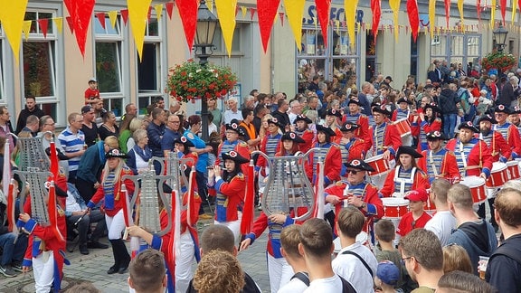 Am Sonntag findet der traditionelle Kirmesumzug statt. 