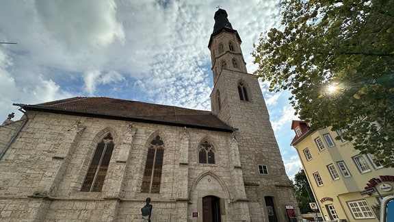 Kirche vor bewölktem Himmel