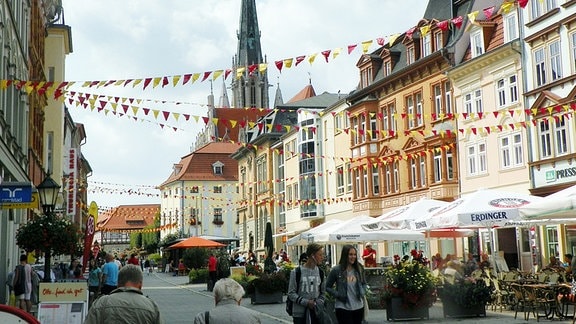 Die Stadt Mühlhausen (Thüringen) wird am 22.08.2017 während der Vorbereitungen für die Stadtkirmes geschmückt.
