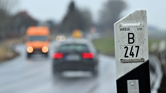 Autos fahren auf einer Bundesstraße.