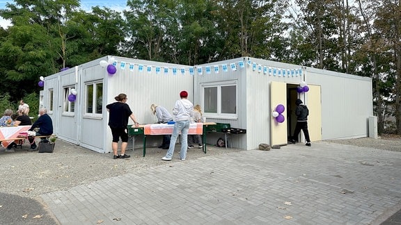 Der Container der Wärmestube in Mühlhausen von außen