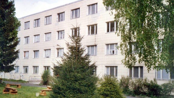 Fotografie eines Gebäudes auf dem Gelände des ehemaligen KZ-Außenlagers in Mühlhausen aus dem Jahr 1992.
