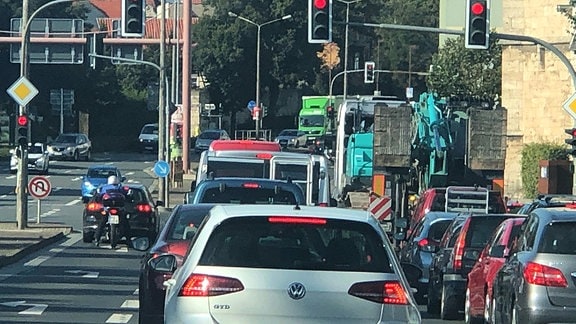 Verkehr auf einer Bundesstraße in Mühlhausen