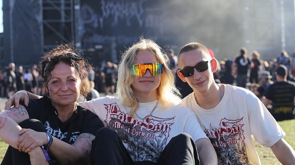 Metalfans bei einem Festival.