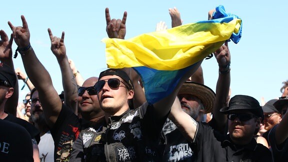 Konzertbesucher mit einer ukrainischen Flagge.