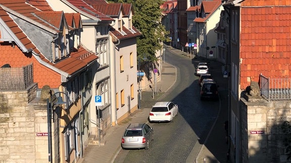 Autos stehen in einer Gasse in Mühlhausen.