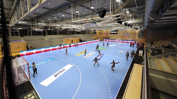 Ein Handballspiel in einer Mehrzweckhalle.