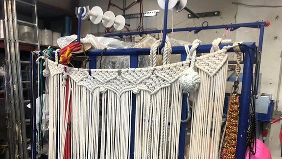 Seile hängen in einer Werkstatt.