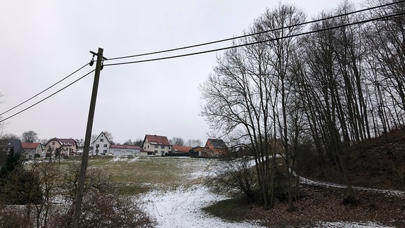 Die einzige Telefonleitung in das Südeichsfelder Dorf Schierschwende im Südeichsfeld.