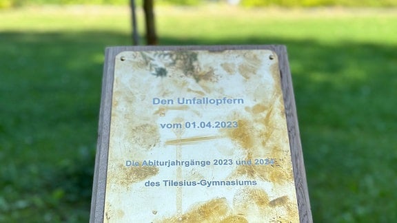 Eine Gedenktafel für die 19-jährigen Opfer des tödlichen Verkehrsunfalls vom 1. April 2023 in Bad Langensalza.