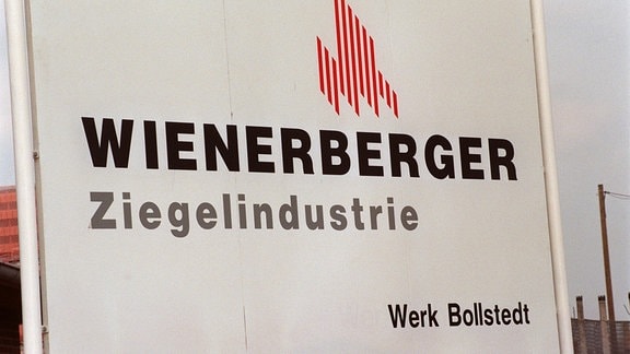Das Schild am Werkseingang weist auf die Wienerberger Ziegelindustrie, Werk Bollstedt hin