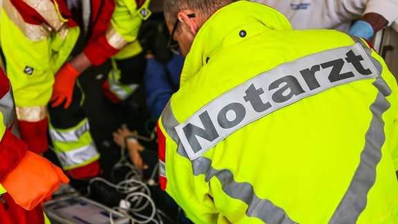 Rettungskräfte und ein Notarzt üben bei einer Schockraumübung die Notfallversorgung