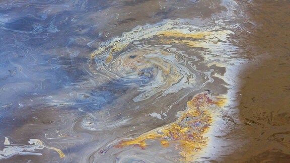 Ein Ölfilm auf einem Fluss