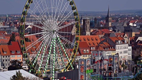 Ein Riesenrad auf dem Domplatz in Erfurt