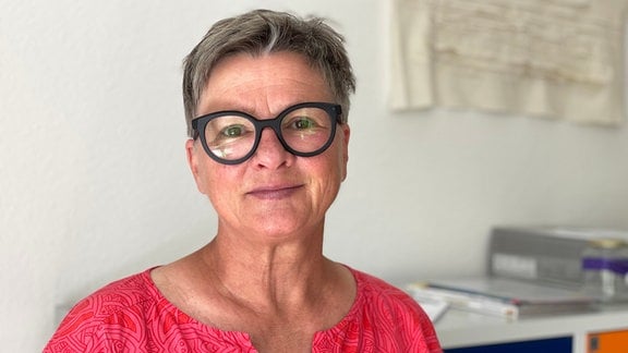 Oma gegen Rechts-Mitglied Renate Wanner-Hopp mit kurzem Haar, Brille und roter Bluse