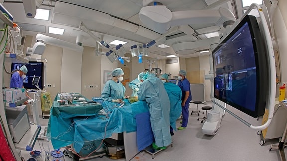 Ein Ärzteteam operiert im Operationssaal des Harzklinikum Dorothea Christiane Erxleben in Wernigerode.