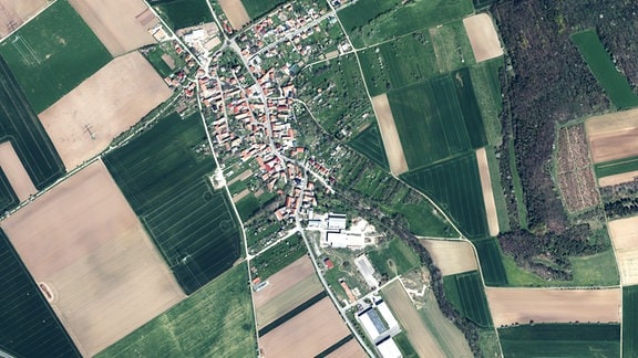 Luftaufnahme der Ortschaft Utzberg bei Nora