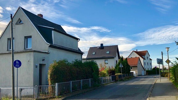 Eine Straße in Schelditz mit drei Wohnhäusern