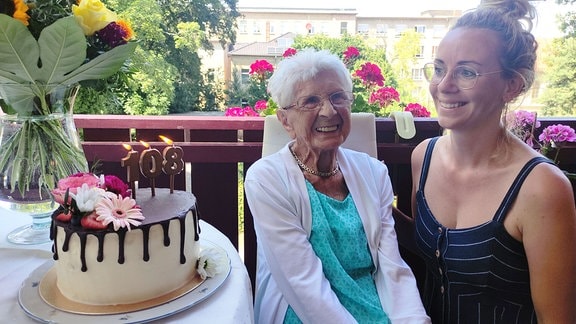 Torte neben zwei Frauen