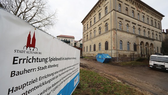 Ein Hinweisschild zum Bau der Altenburger Spielewelt im Josephinum steht vor dem Gebäude