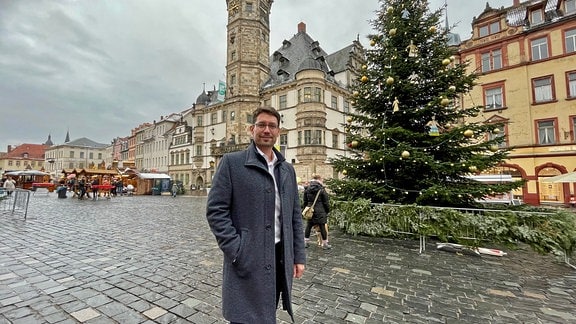 Oberbürgermeister André Neumann (CDU) auf dem Marktplatz von Altenburg zur Weihnachtszeit.