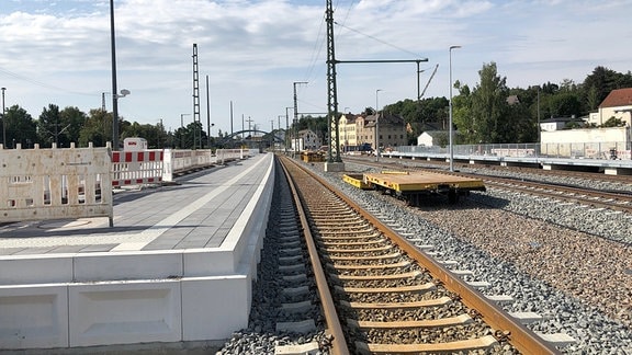 Baustelle Bahnknoten Gößnitz: der gesperrte, erneuerte Bahnsteig