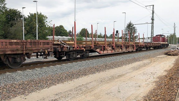 Baustelle Bahnknoten Gößnitz: Güterzug mit Schienen