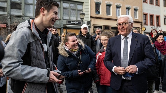 Bundespräsident Frank-Walter Steinmeier (r.) wird bei seiner Ankunft auf dem Markt in Altenburg von zahlreichen Bürgern empfangen.