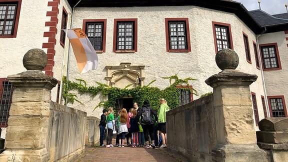 Besuchergrupe am Eingang zur Burg Posterstein