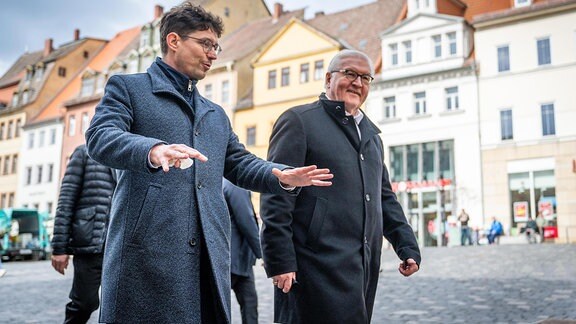 Frank-Walter Steinmeier spaziert 2022 mit André Neumann über den Markt der Stadt Altenburg.