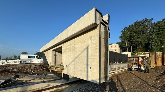 Der aus Stahlbeton gefertigte Fußgängertunnel vor dem Einschub