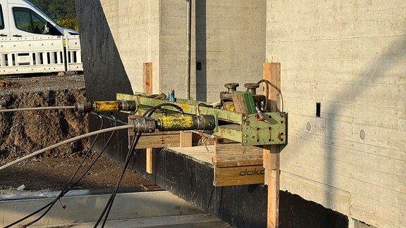 Spezielle Hydraulik-Vorrichtungen verschieben den Tunnel.