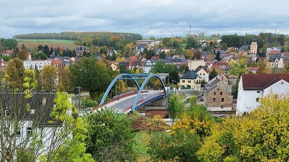 Die Stadt Gößnitz von oben mit Brücke.