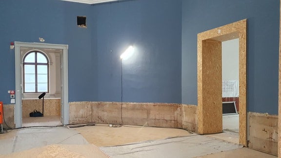 Ein blaugestrichener leerer Raum im Lindenau Museum in Altenburg.