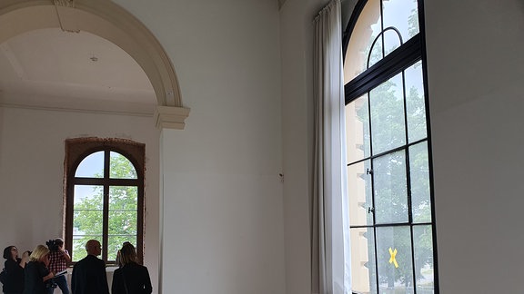 Ein Fensterrahmen in einem Museumsraum.