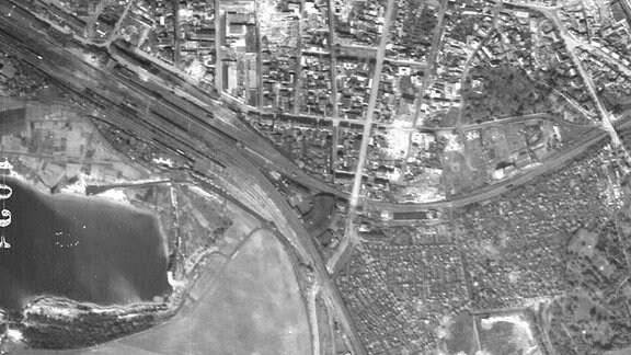 Meuselwitz wurde kurz vor dem Ende des Zweiten Weltkrieges massiv bombardiert. Ein Luftbild mit den Bombenkratern.