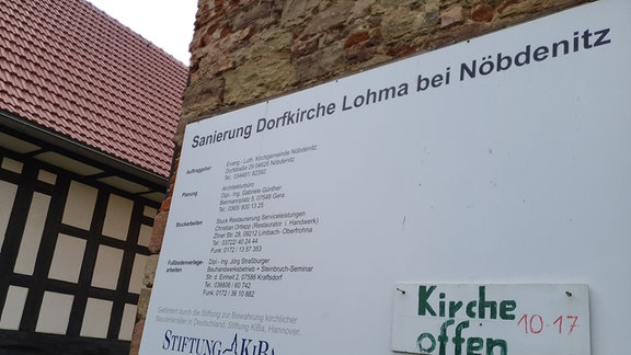 Schild vor der offenen Kirche Lohma