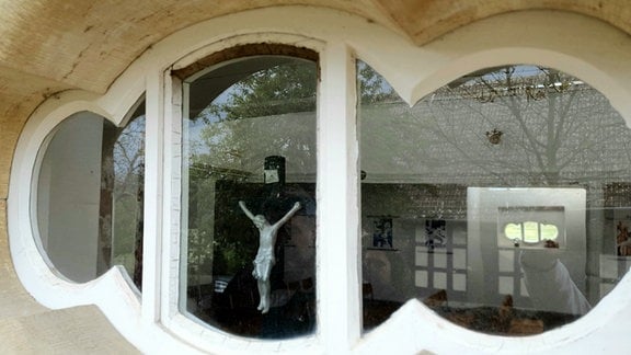 Blick durch Fenster in die Kirche Lohma