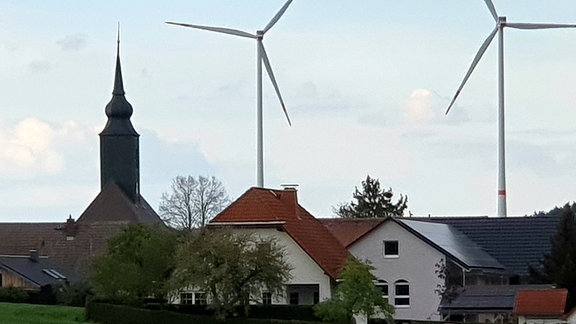  Kirche in Lohma mit Windrädern im Hintergrund