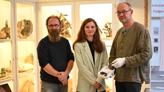 Drei Personen in einer Ausstellung im Mauritianum Altenburg