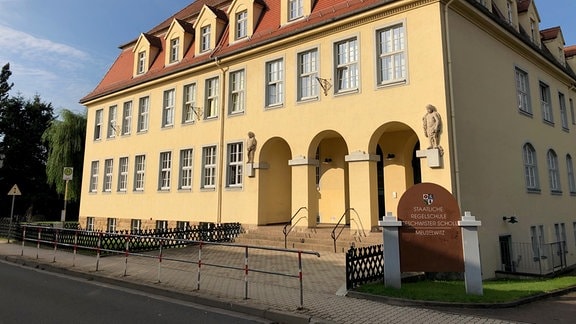 Die Regelschule in Meuselwitz von außen