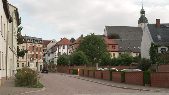 Straße mit Kirche im Hintergrund